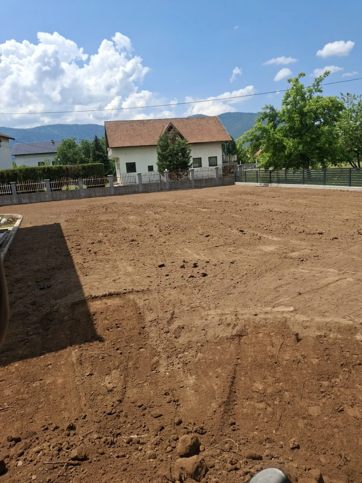 Dvorište nakon planiranja i ravnanja zemlje