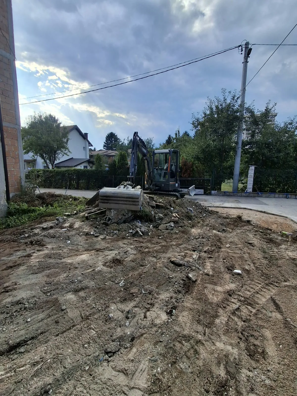 Dvorište prije završnog uređenja, s neporavnatim tlom