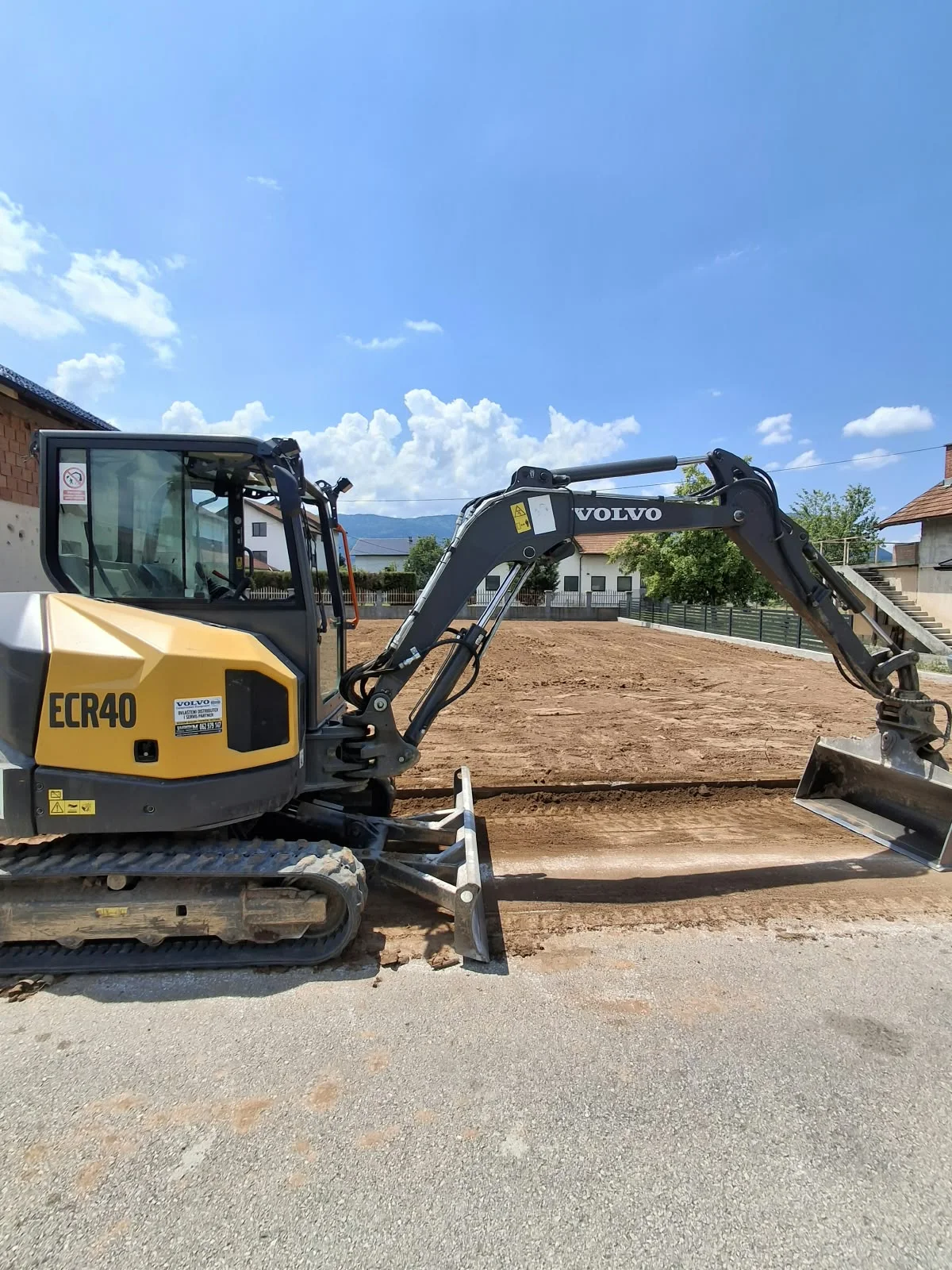 Volvo ECR40 mini bager na uređenom dvorištu